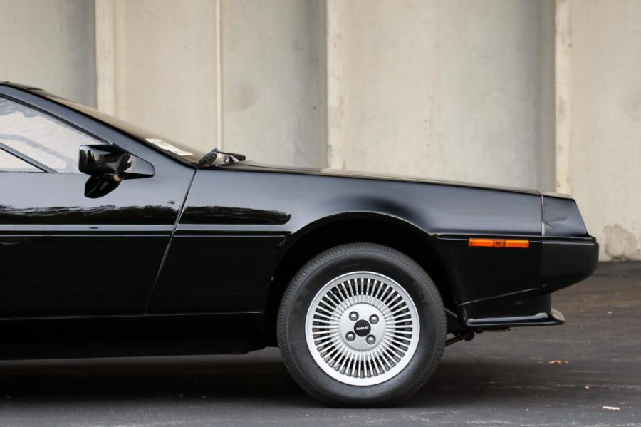 Детали экстерьера DeLorean DMC-12 in Black 1981 года  (фото 25 из 207)